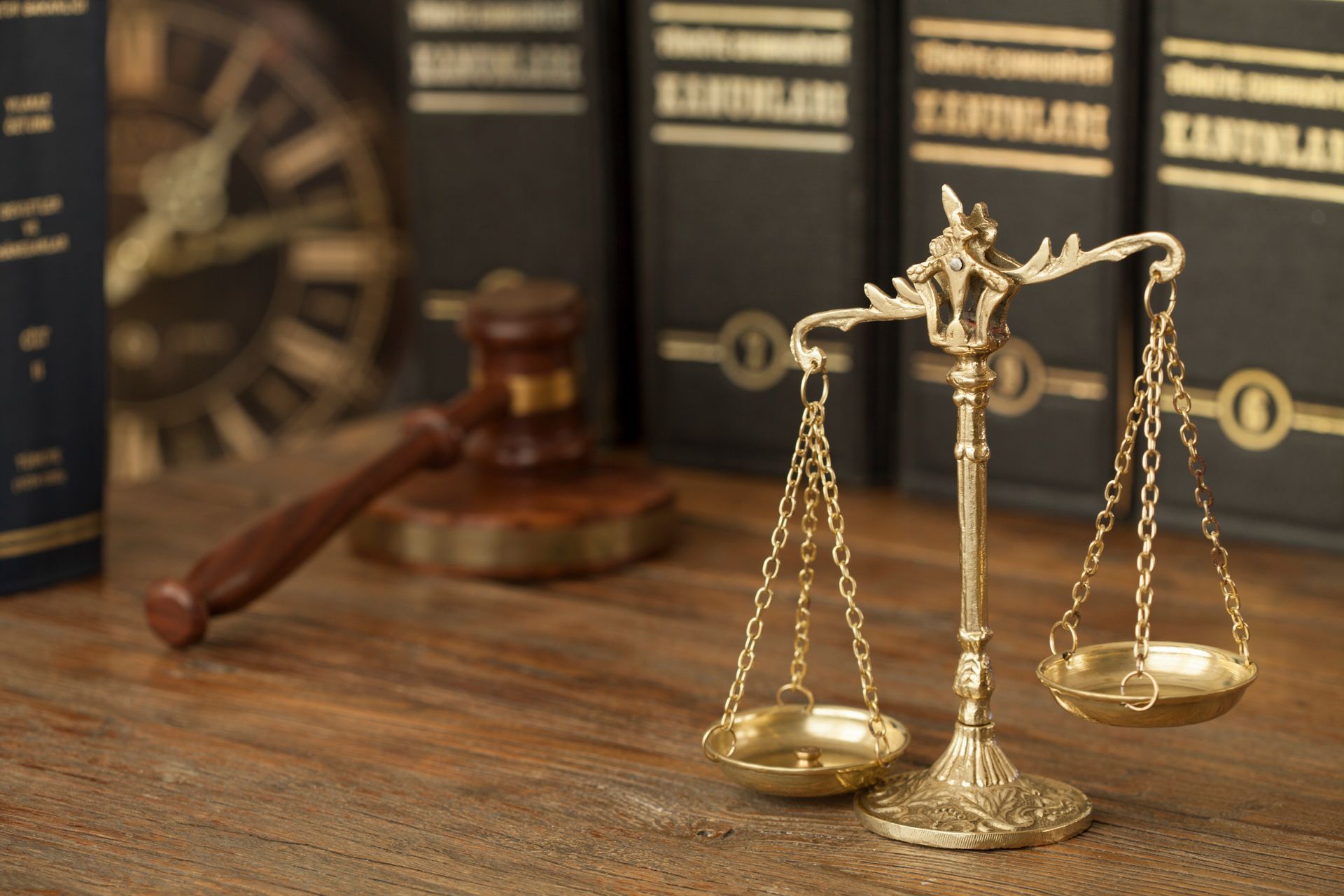 Un maillet et une balance dorée