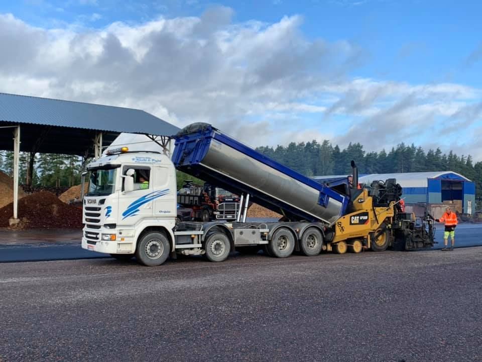 Valkoiseen kuorma-autoon lastataan 