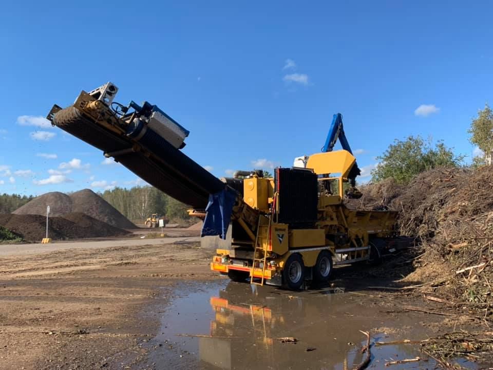 Keltainen kone haketusta varten.