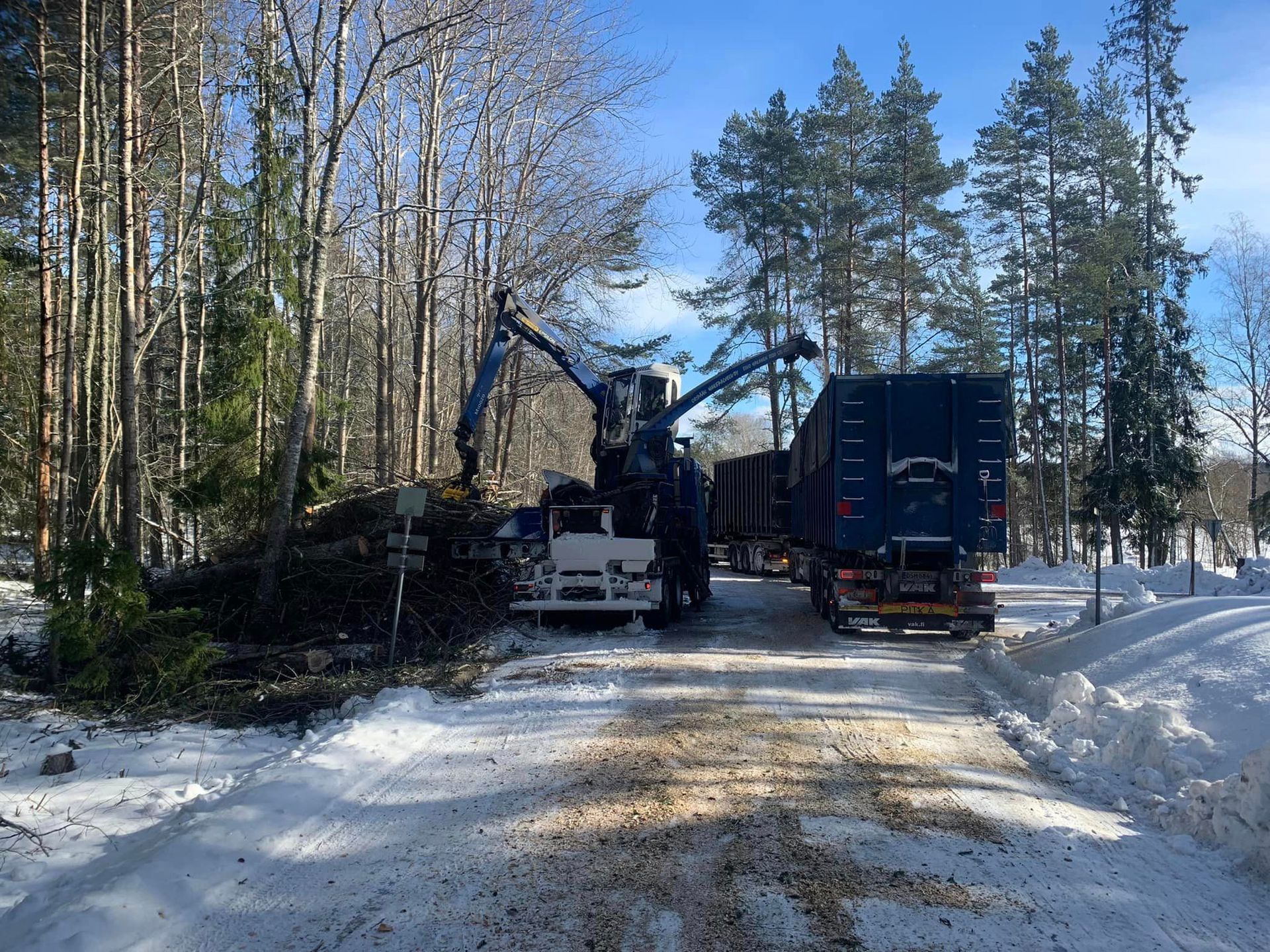 Rekkaan lastataan puutavaraa.