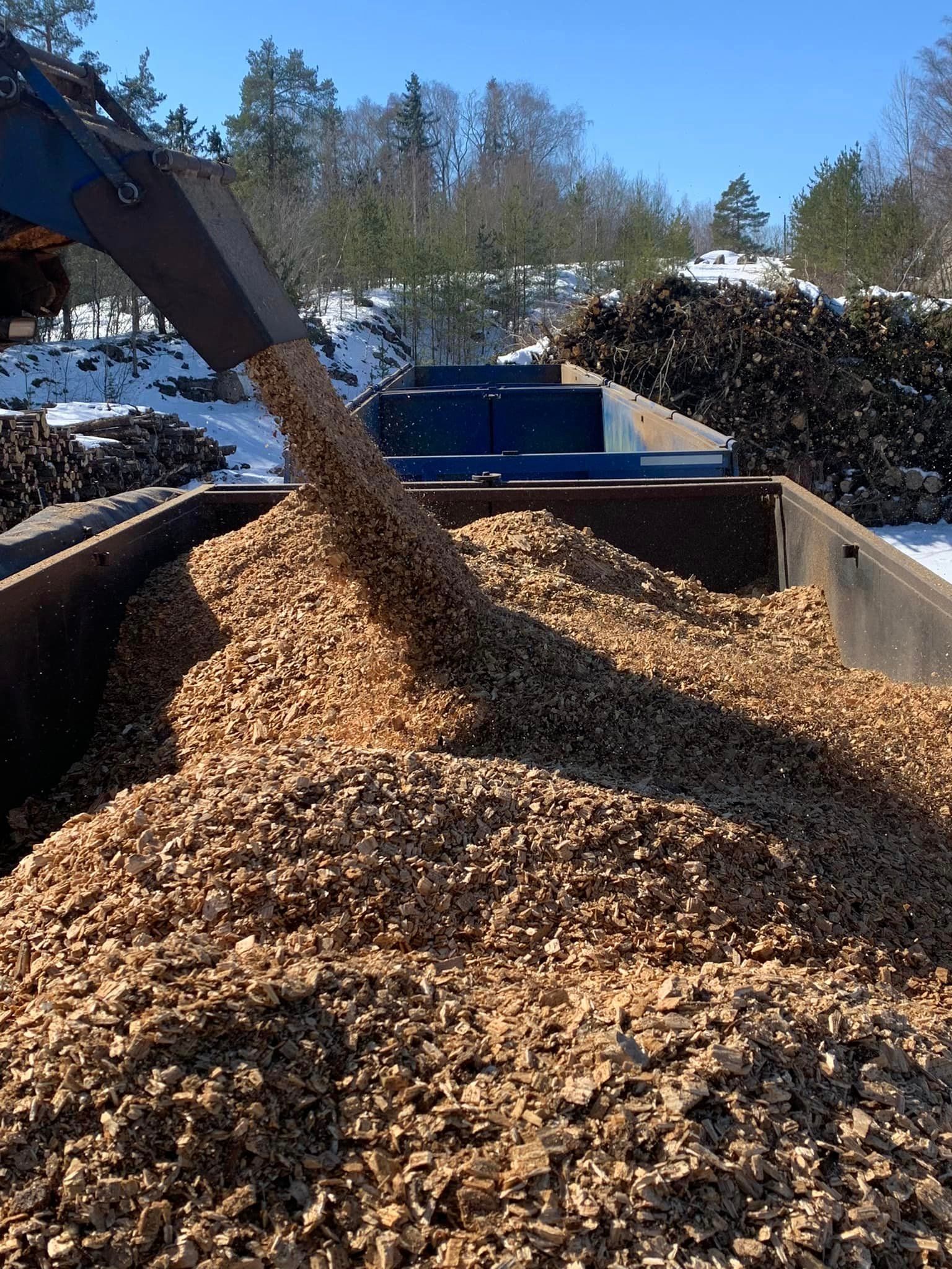 Kuorma-autoon kaadetaan haketta.