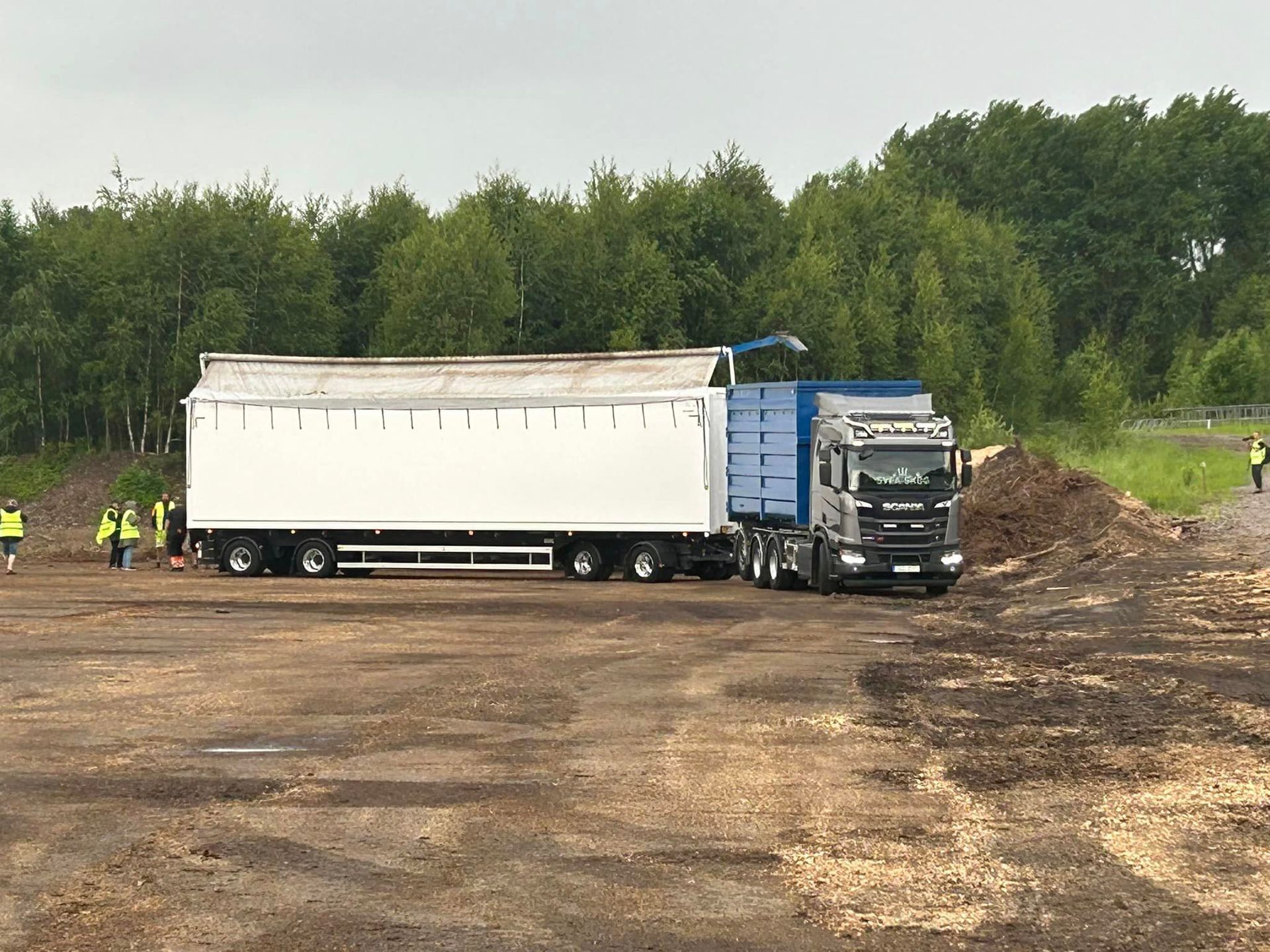 Valkoinen puoliperävaunu on pysäköitynä.