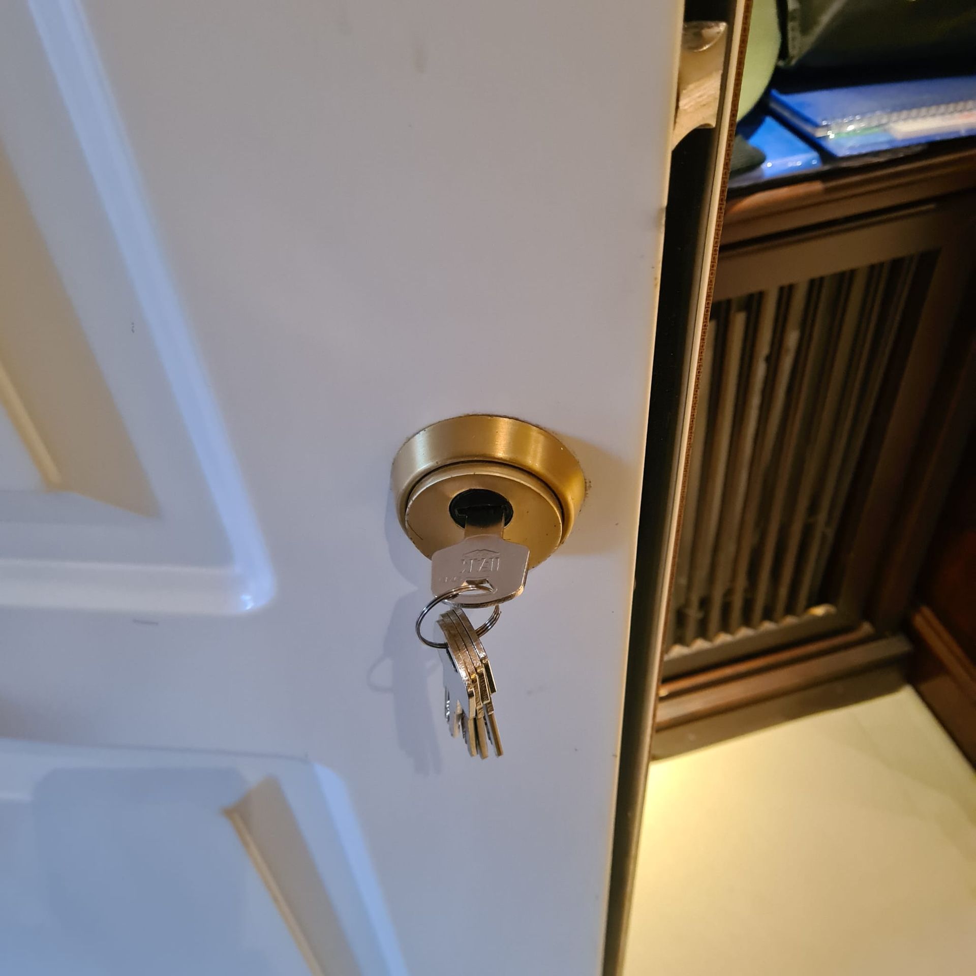 Un primer plano de una puerta con una llave dentro.