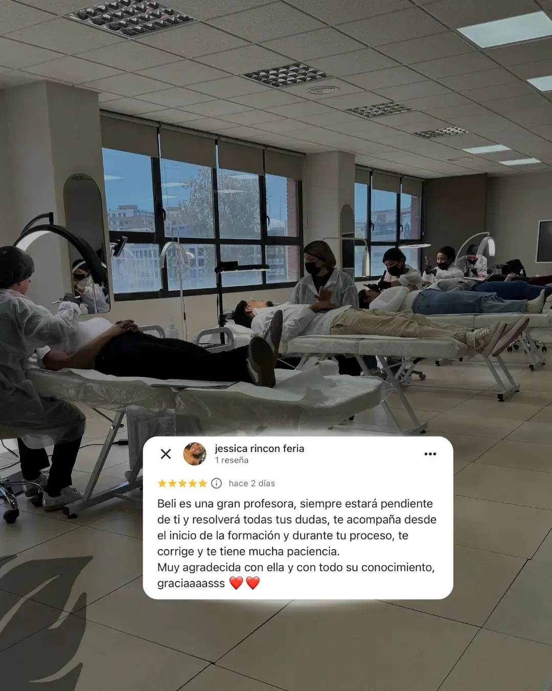 Personas recostadas en catres en una habitación luminosa con grandes ventanales y suelos de baldosas, con un texto superpuesto.
