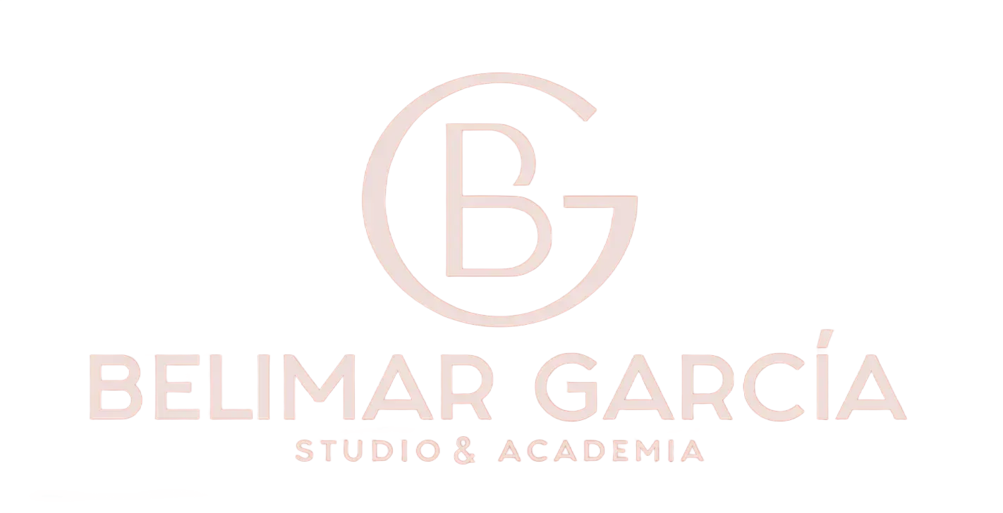 Logotipo de Belimar García Studio & Academia en rosa pálido sobre fondo blanco.