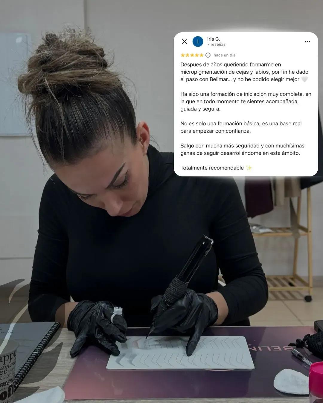 Persona dibujando en papel con un bolígrafo negro en un escritorio, con una publicación de redes sociales superpuesta a la derecha.