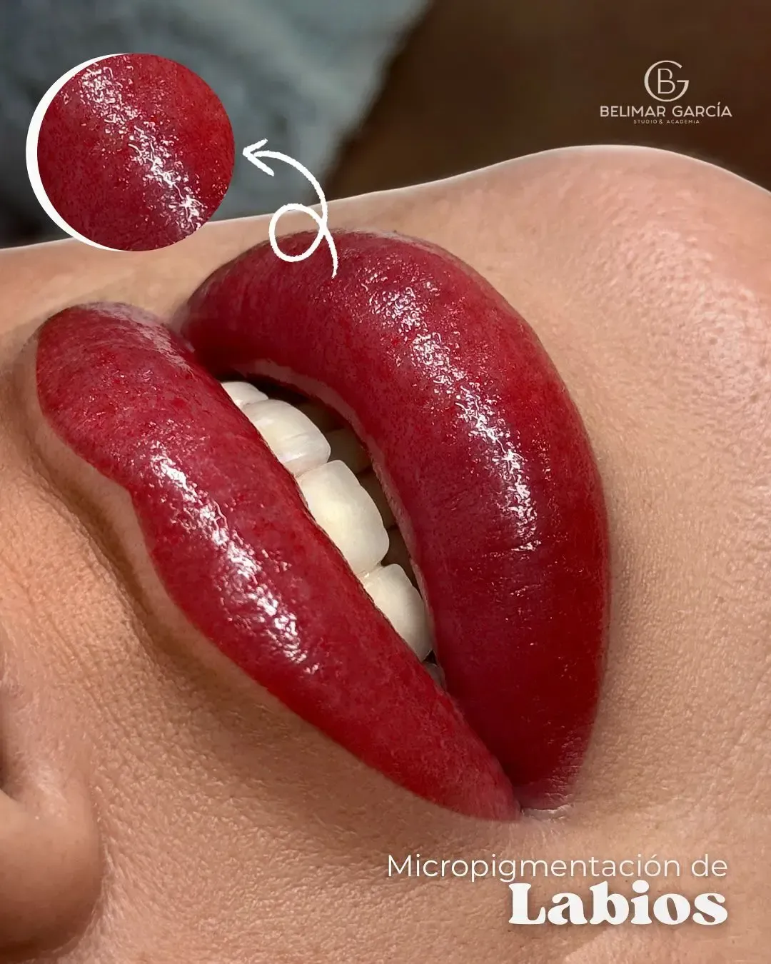 Labios rojos intensos y brillantes con un remolino de delineador de labios blanco sobre un fondo beige.
