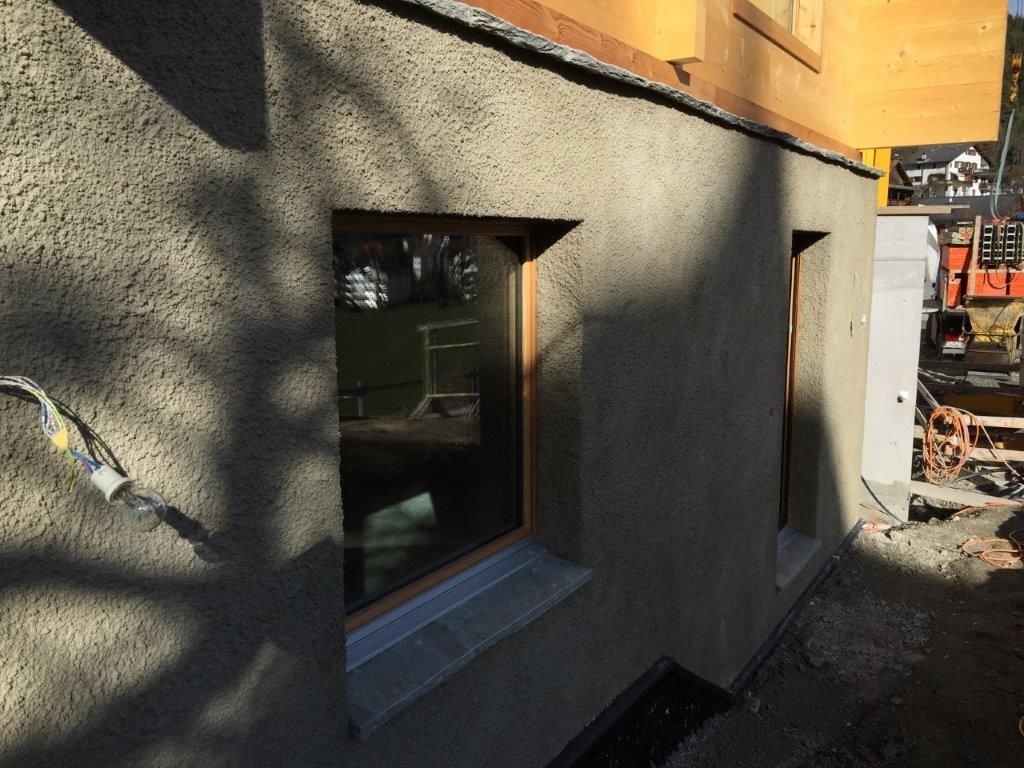 Fassade Sagogn Kellenwurfputz und Fensterbanke verlegt2