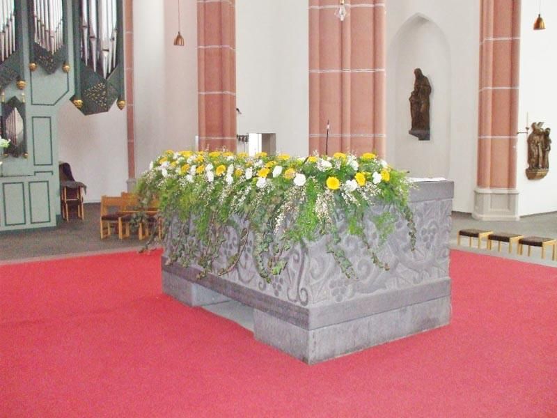 Ein Altar in einer Kirche mit Blumen darauf