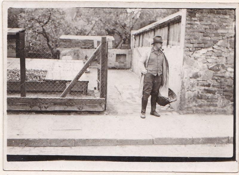 Ein Schwarzweißfoto eines Mannes, der auf einem Bürgersteig steht