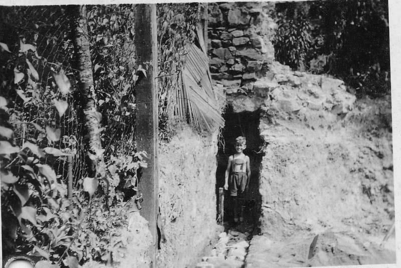 Ein Schwarzweißfoto einer Person in einer Höhle