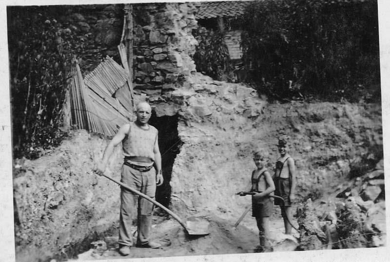 Ein Schwarzweißfoto eines Mannes mit einer Schaufel