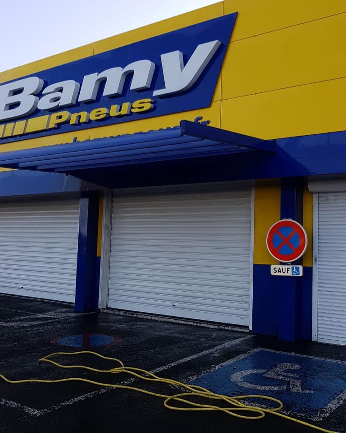 Nettoyage haute pression de rideaux métalliques