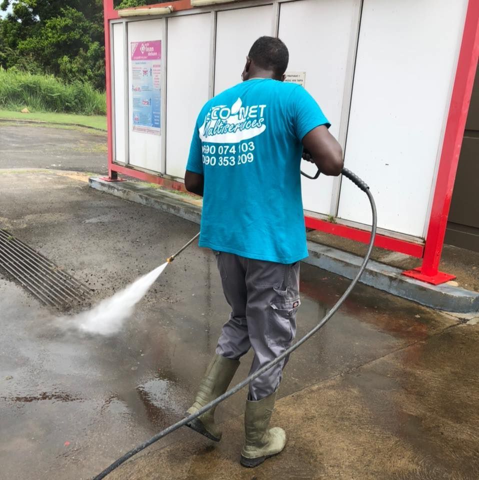 Nettoyage haute pression de sol en béton