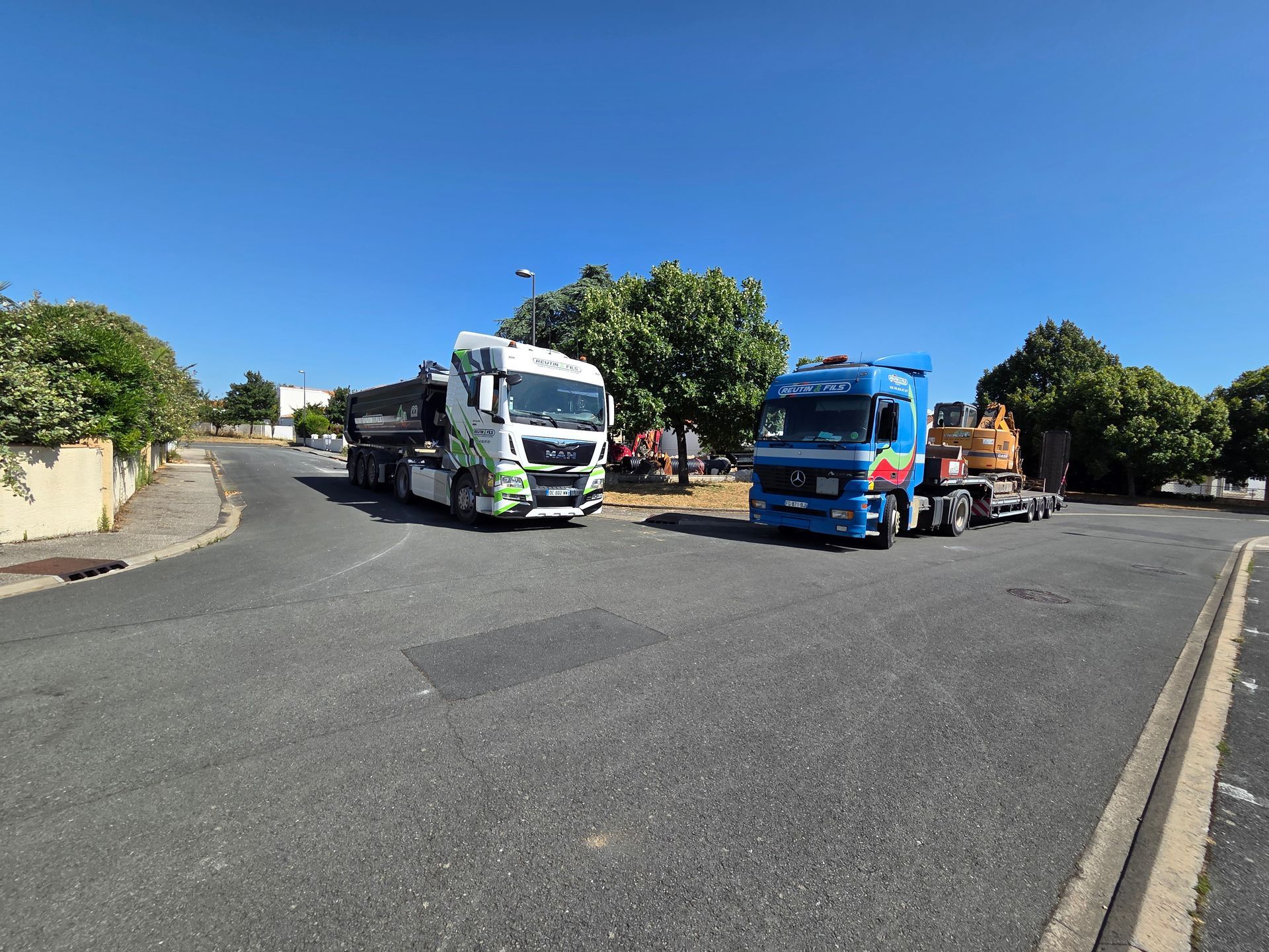 Vers la page Location d'engins et de camions.