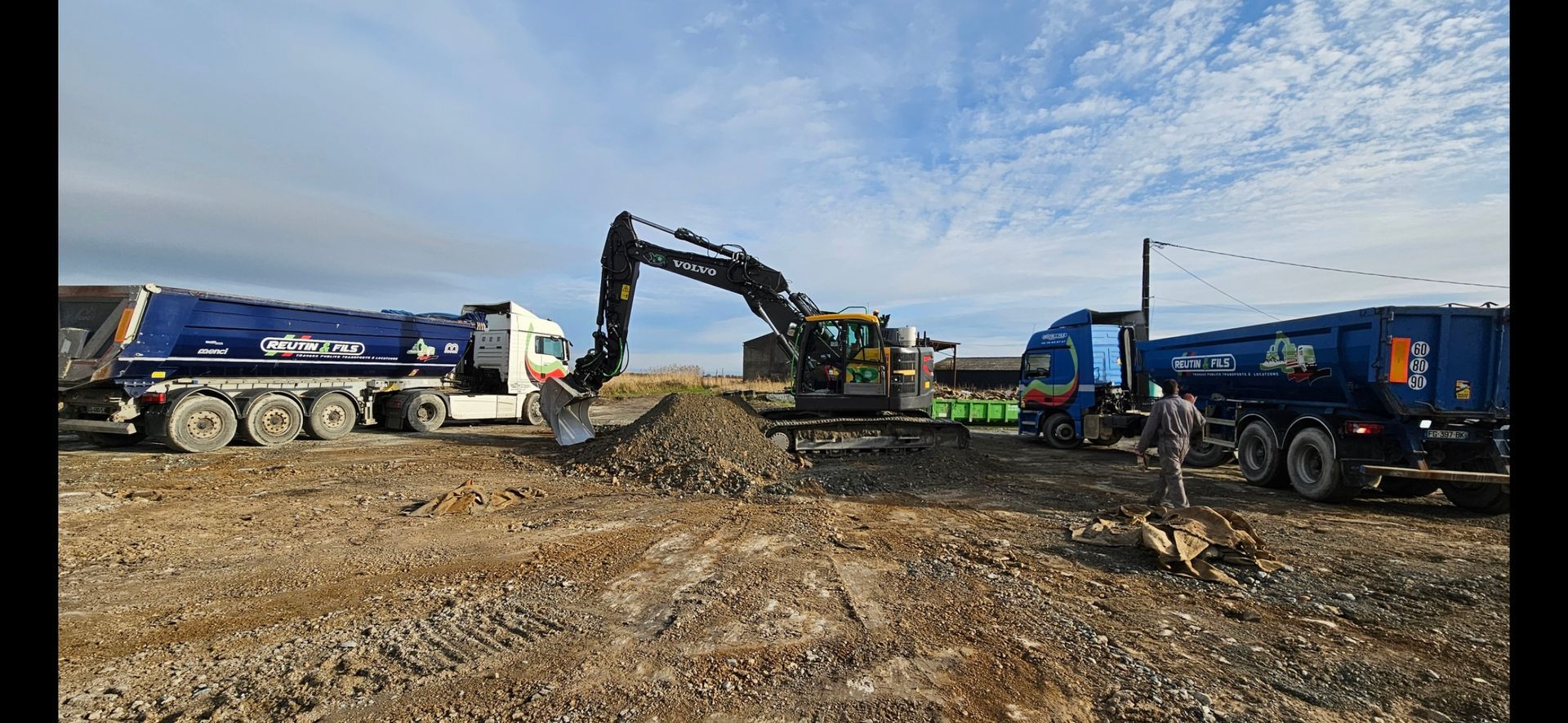 Deux semis nez à nez avec une pelle sur un chantier en construction
