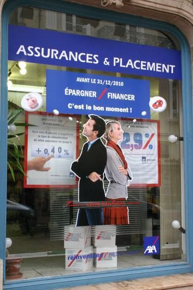 Zoom sur la vitrophanie assurances et placement d'Axa