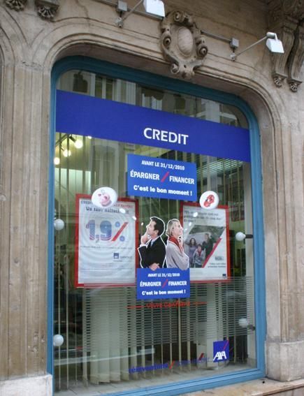 Zoom sur la vitrophanie crédits d'Axa
