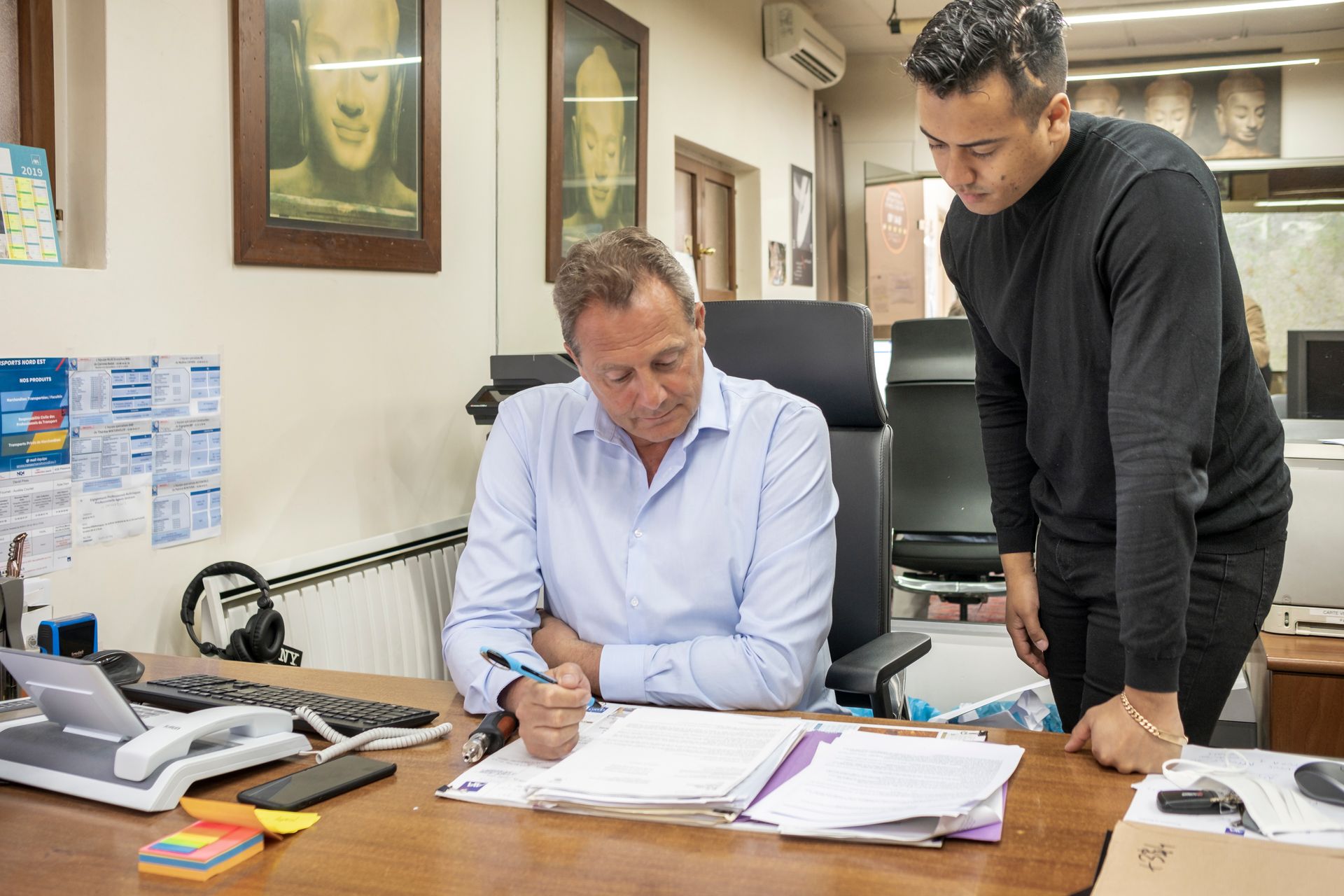 MM. MATHIEU Philippe et Anthony penchés sur un document