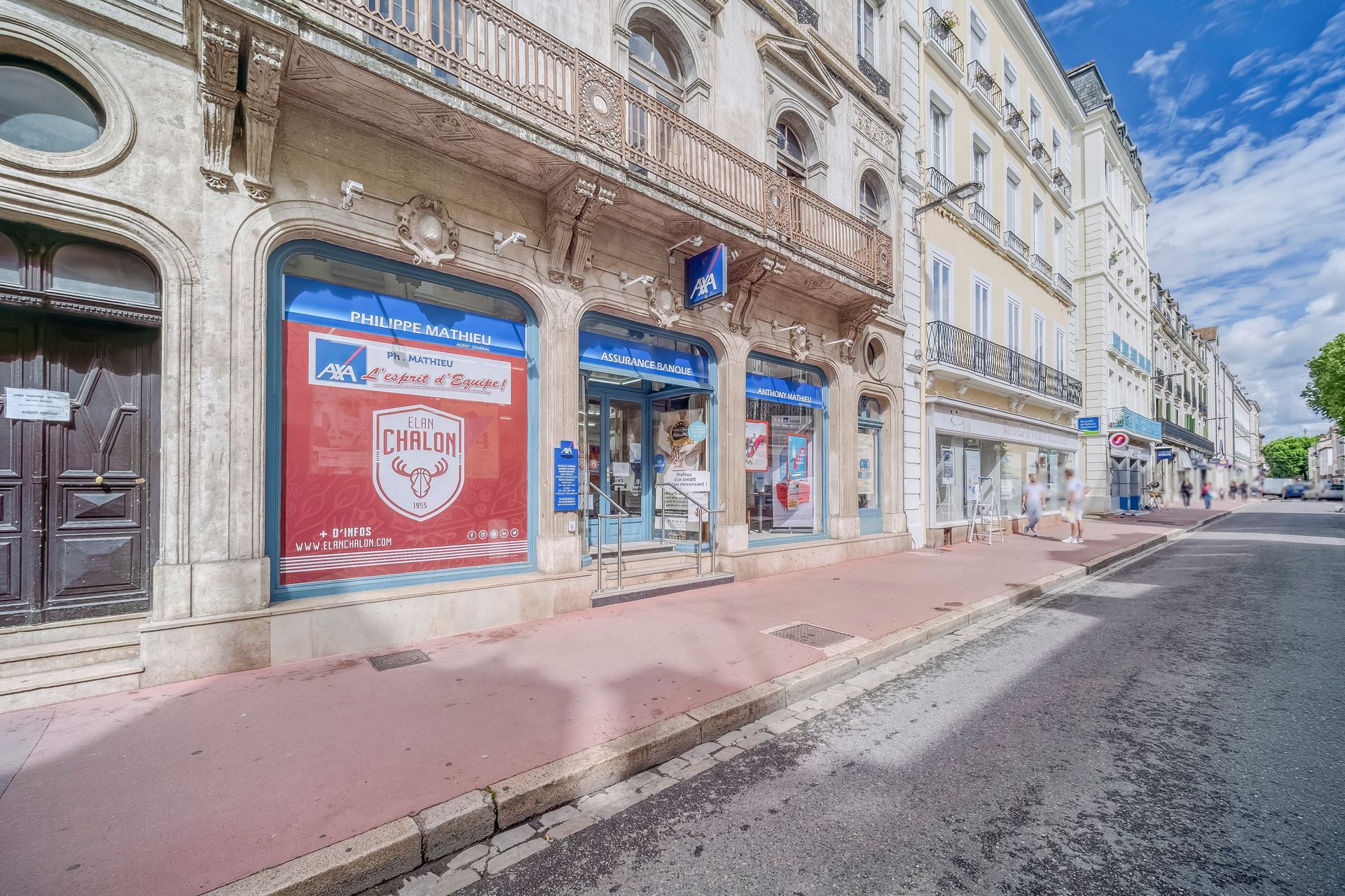 Devanture et entrée de l'agence AXA