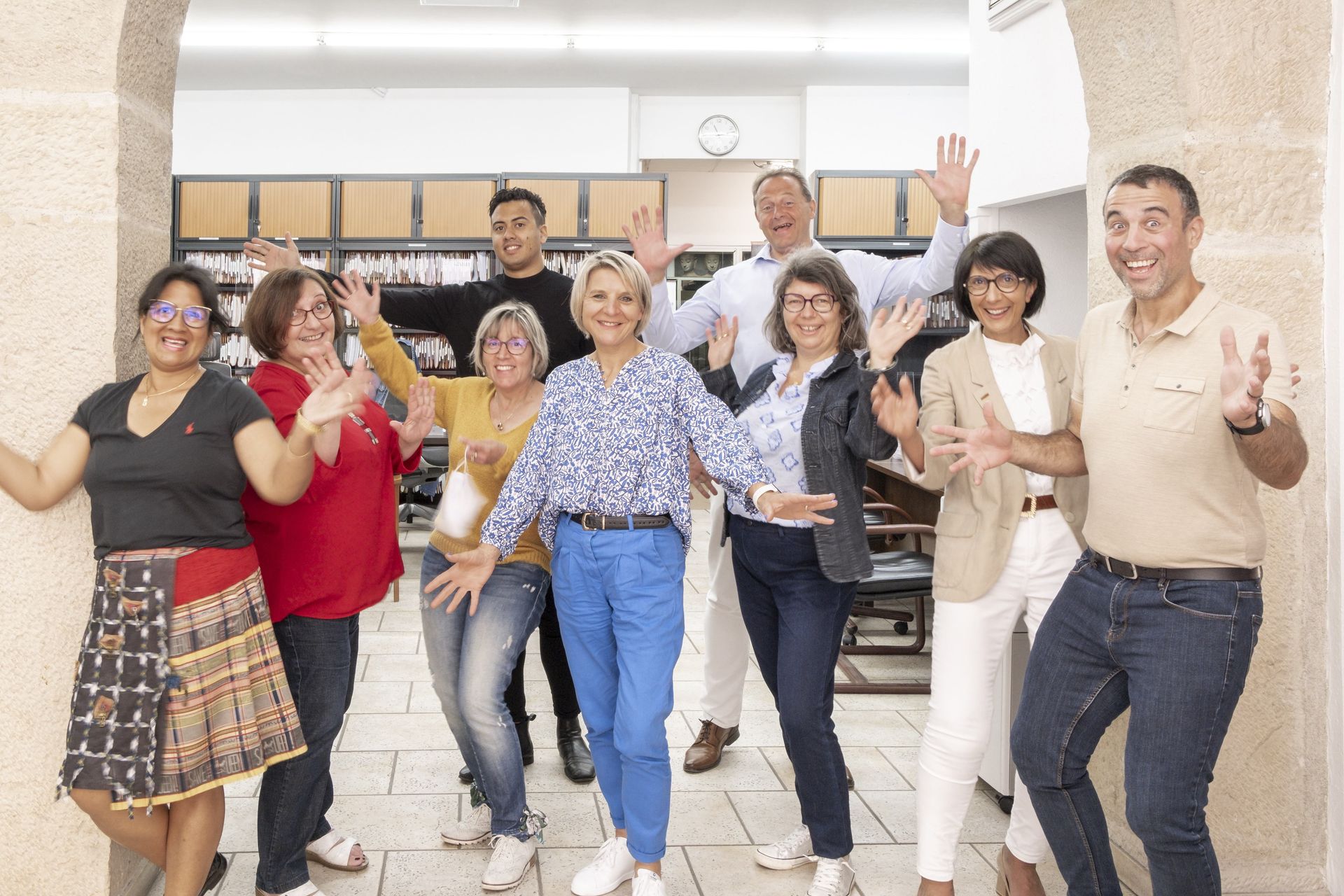 Photo avec des poses joyeuses de l'équipe AXA MATHIEU & ASSOCIÉS