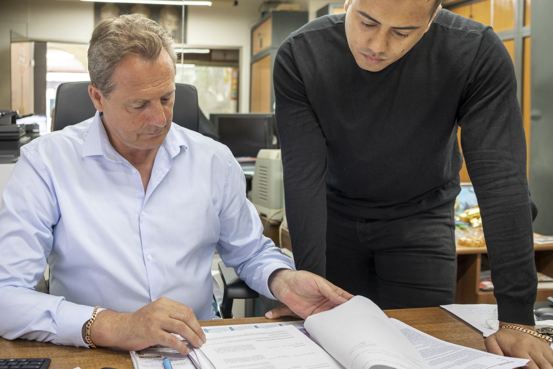 MM. MATHIEU Philippe et Anthony discutent au sujet d'un document
