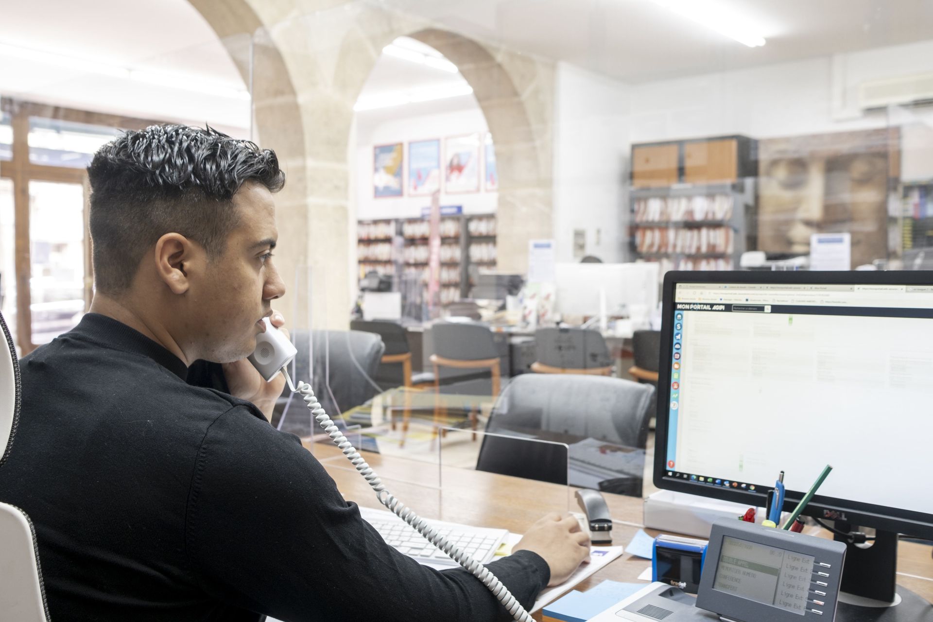 M. MATHIEU Anthony répond au téléphone, à son bureau, face à un ordinateur