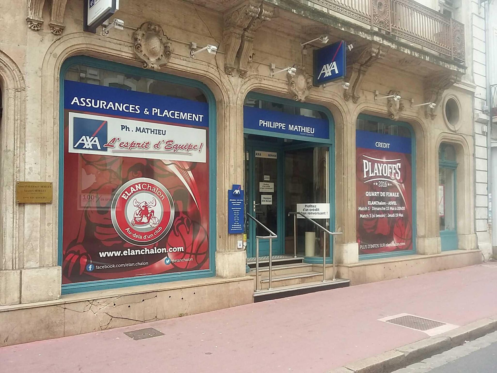 Gros plan sur l'entrée de l'agence Axa