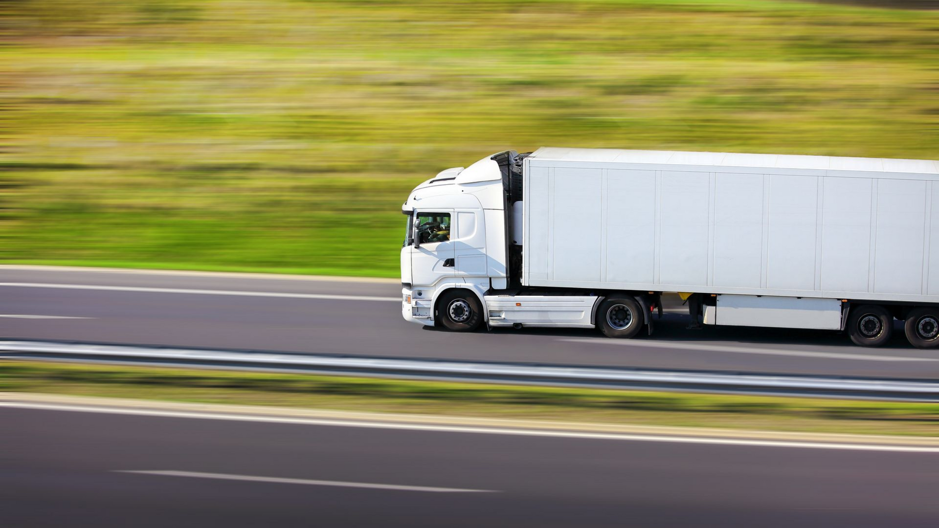 Camion poids-lourd sur une route avec flou de mouvement sur le décor