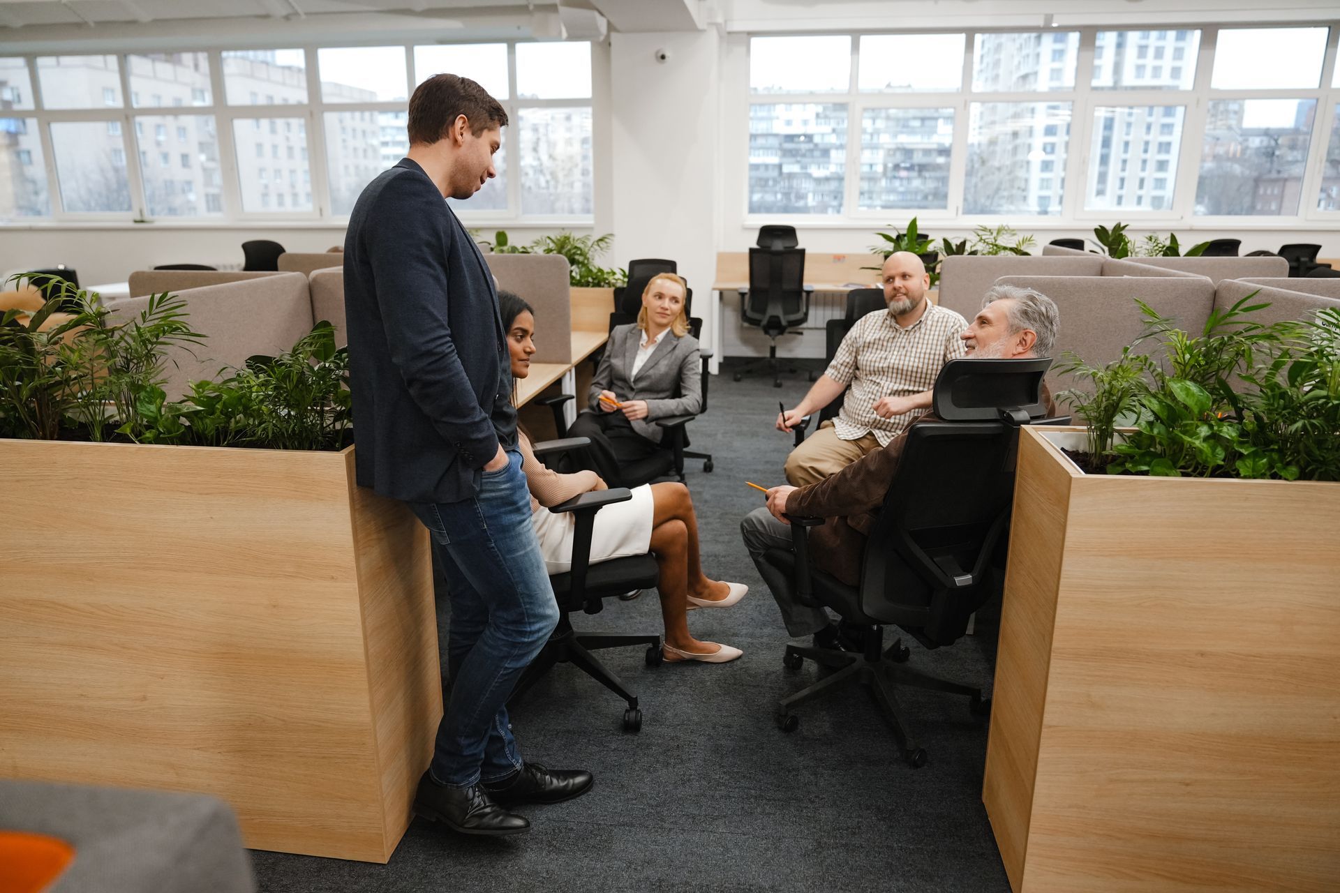 Réunion d'équipe en open space dans une entreprise