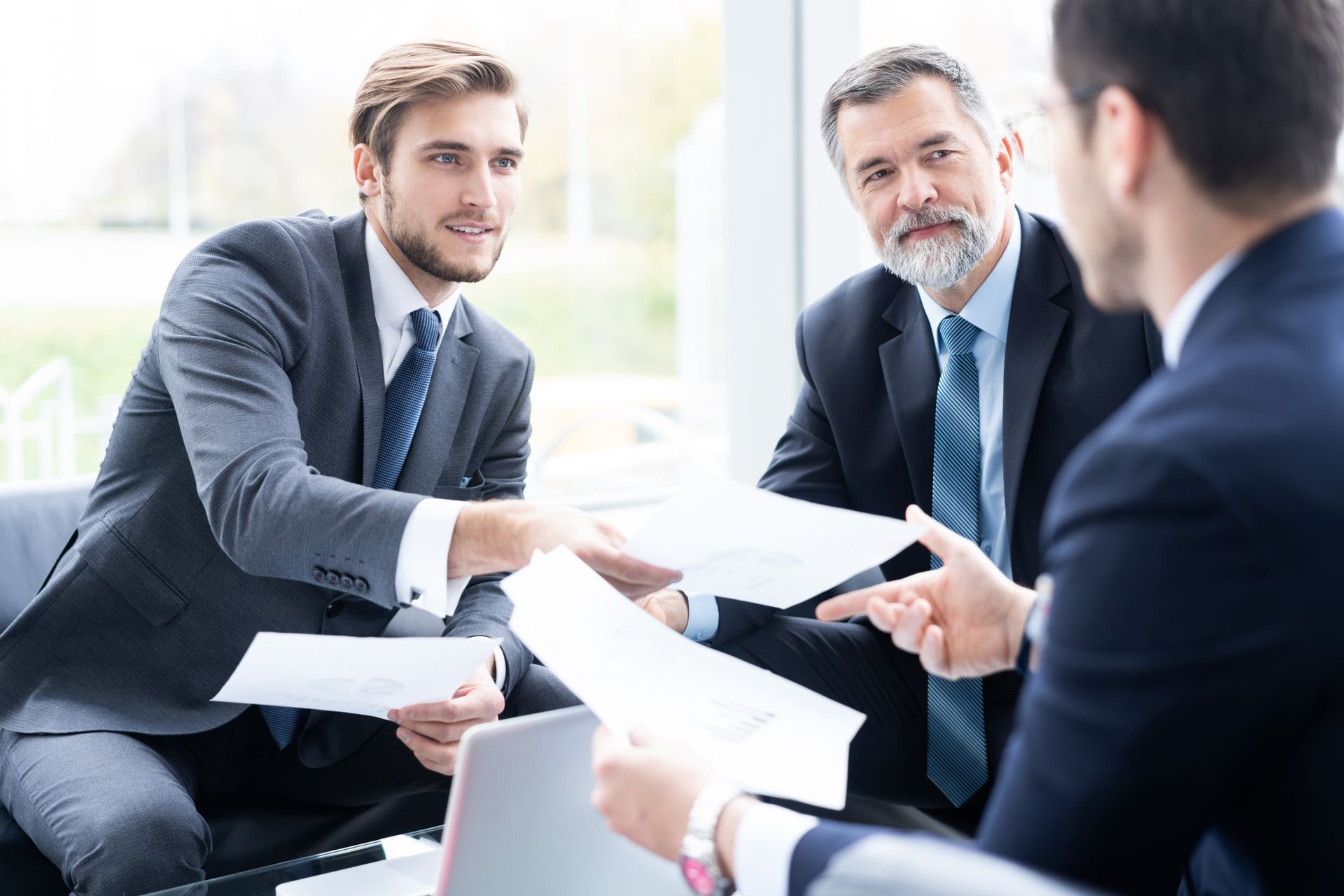 Réunion entre trois hommes d'affaire