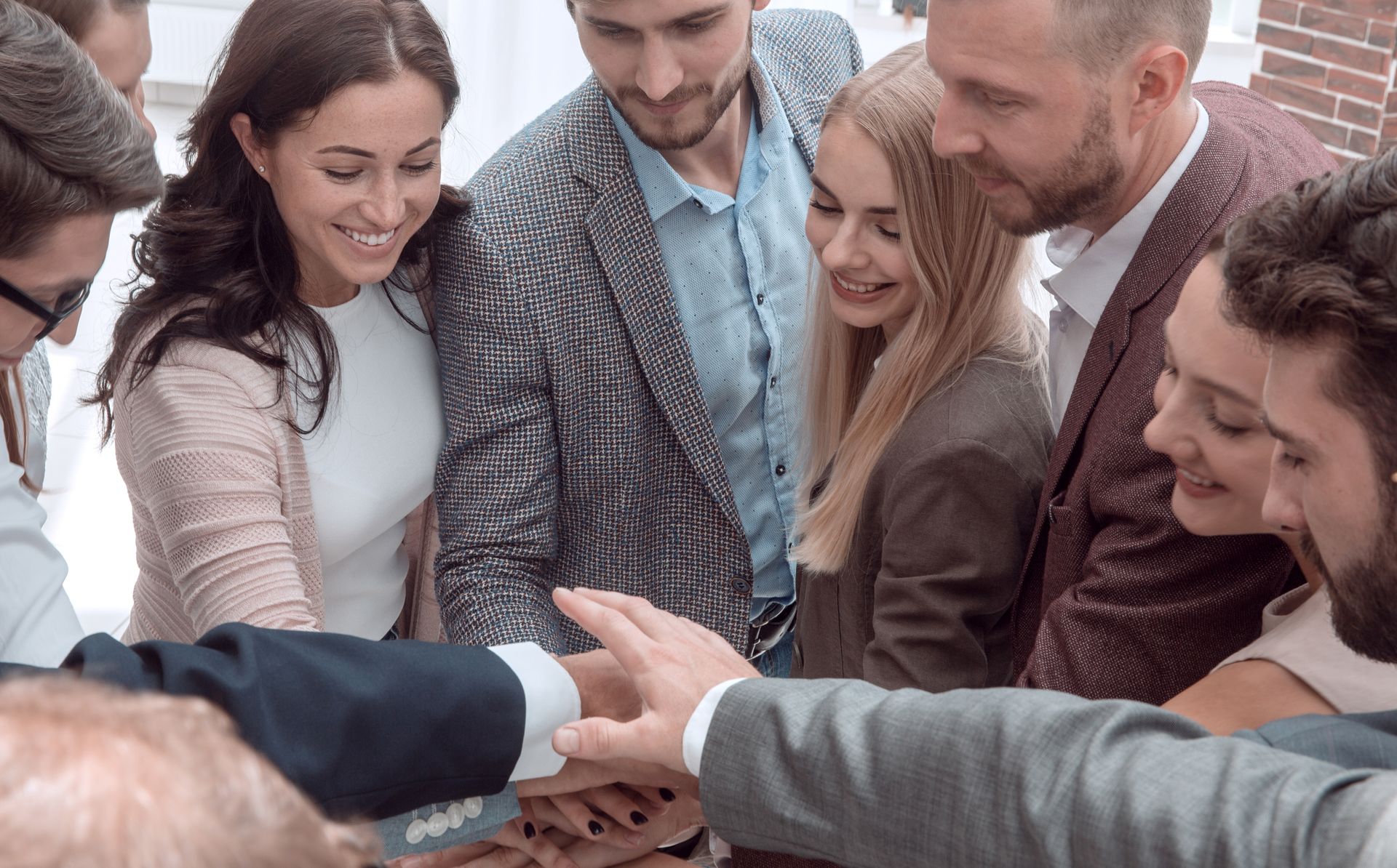 Une équipe de professionnels sont réunis en un geste de cohésion