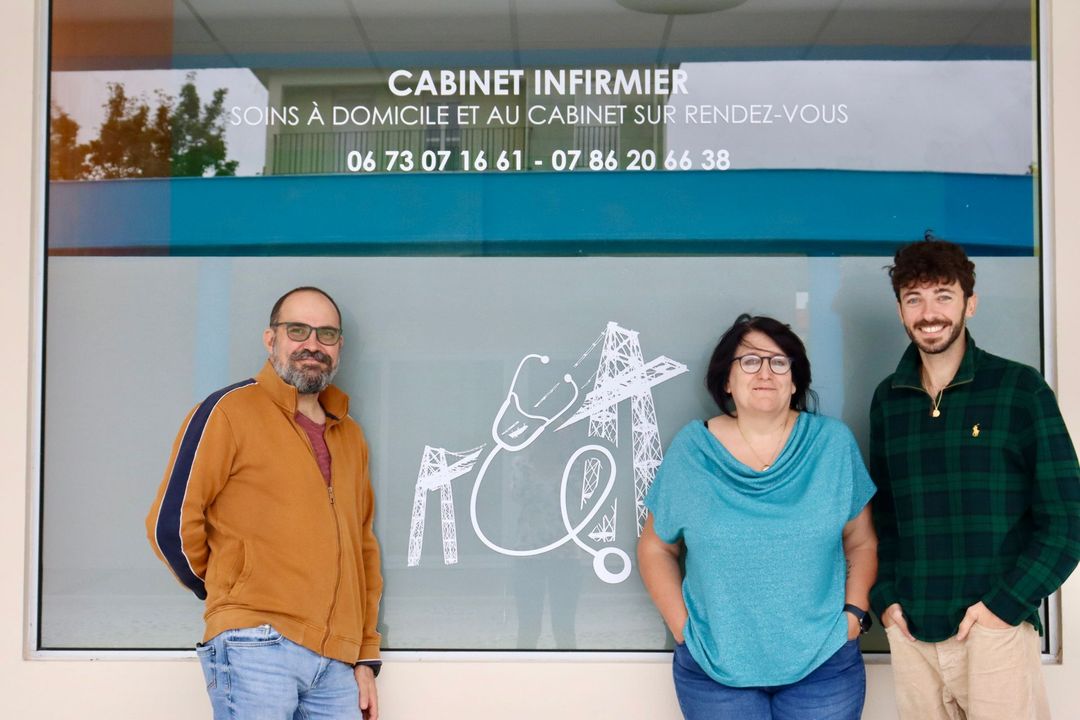 La main d'un professionnel de la santé tenant doucement la main d'un patient, lui offrant du réconfort.