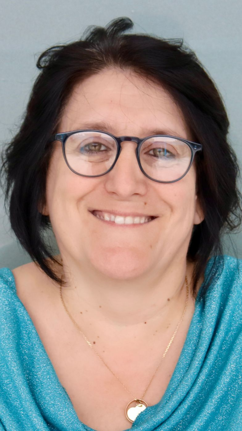 Deux mains, l'une posée sur l'autre, jointes, montrant soutien et attention.