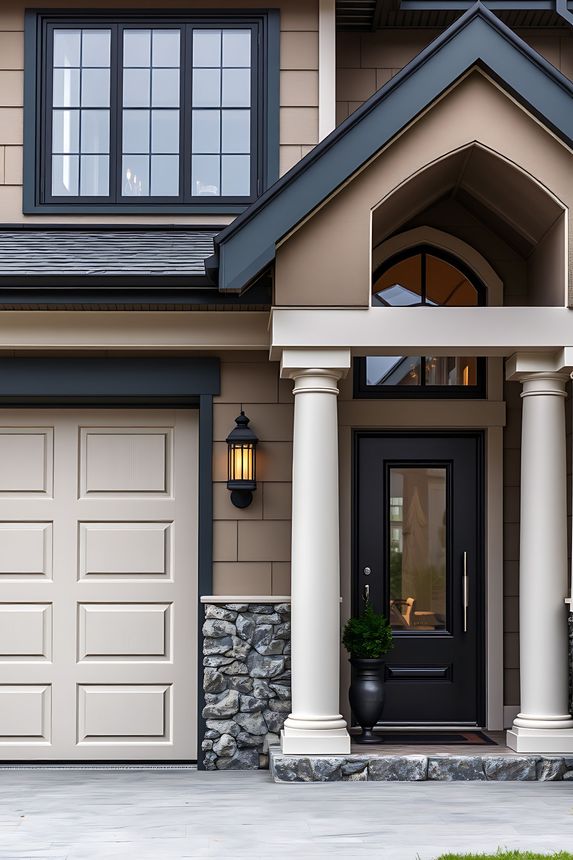Le devant d'une maison avec une porte d'entrée, une porte de garage ainsi qu'une fenêtre