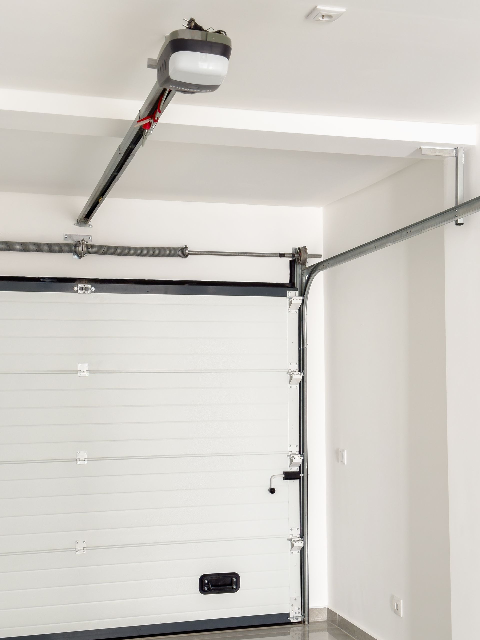 Une porte de garage vue de l'intérieur