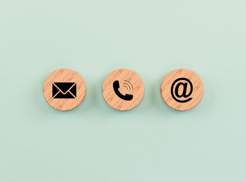 Des rondelles de bois avec des icônes de contact