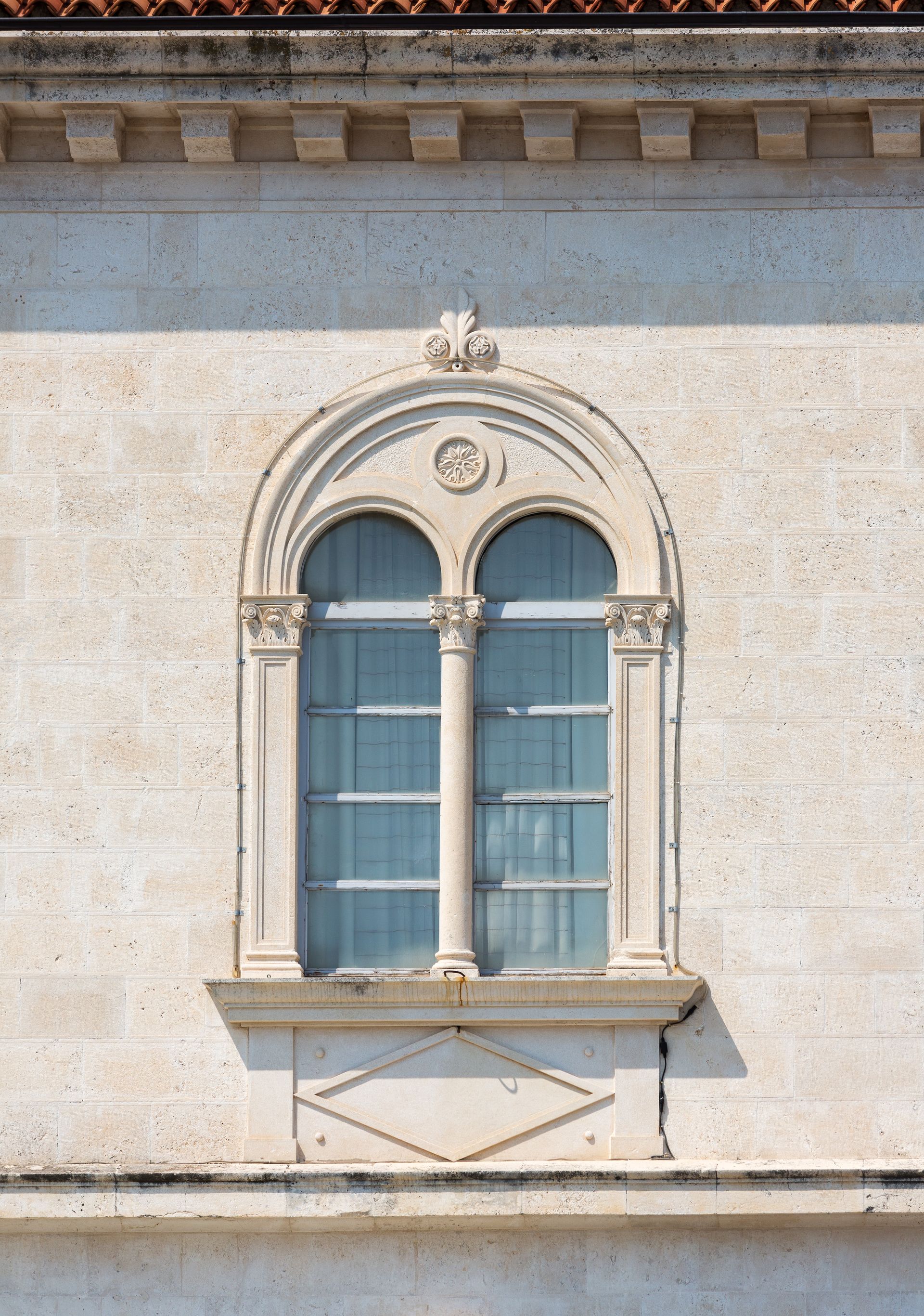 Une fenêtre d'un mur en pierre