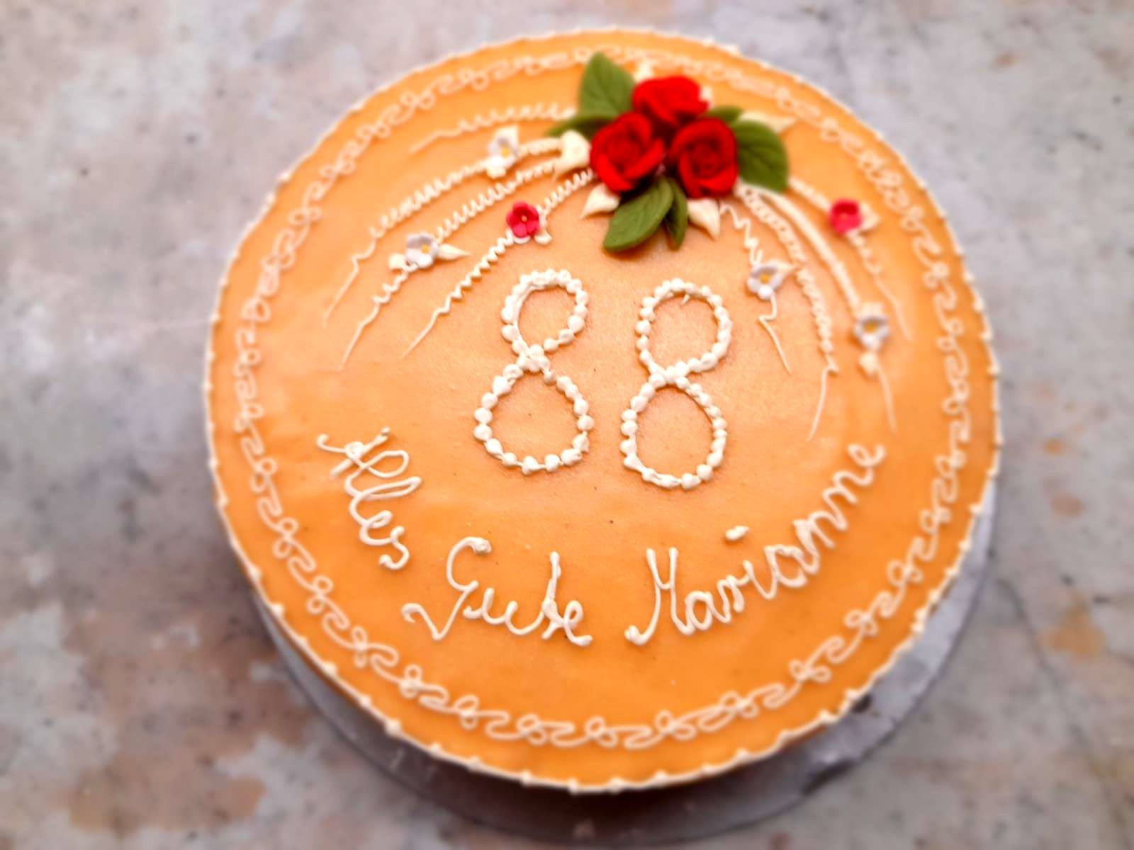 Ein Kuchen mit der Zahl 88 darauf