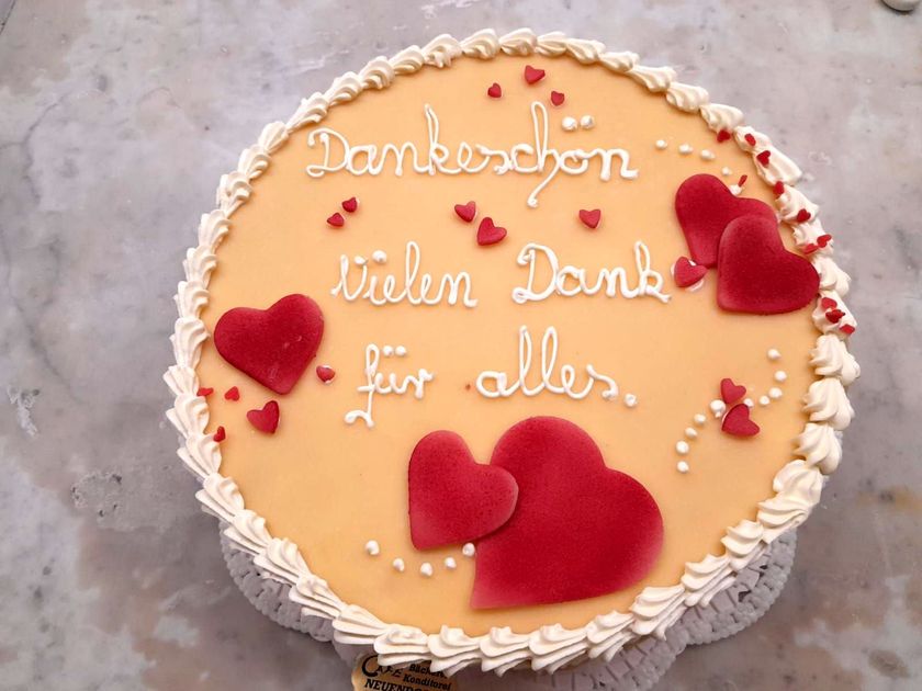 Ein Kuchen mit dem Schriftzug "Dankeschön, vielen Dank für alles"