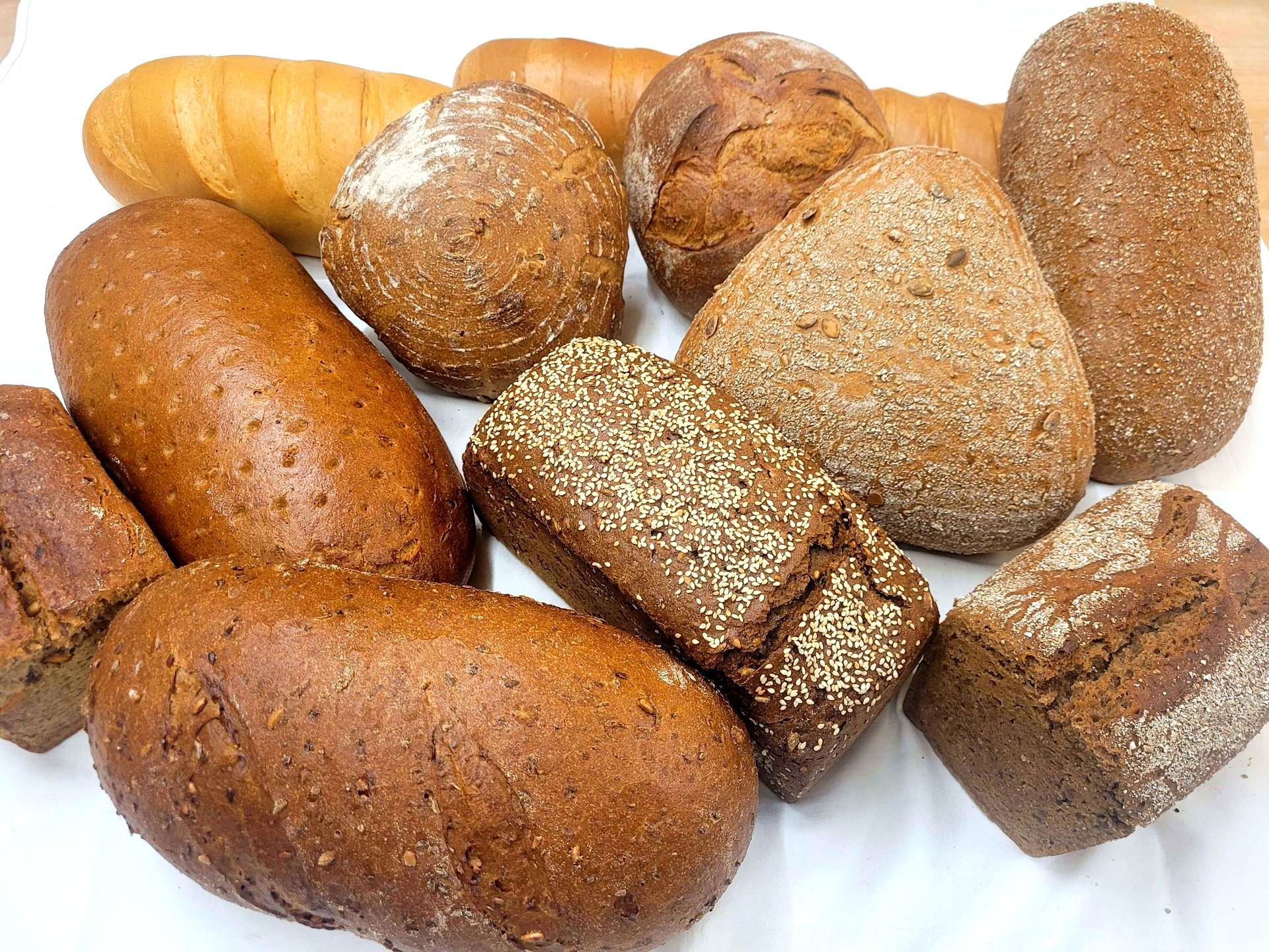 Ein Haufen verschiedener Brotsorten auf einer weißen Fläche