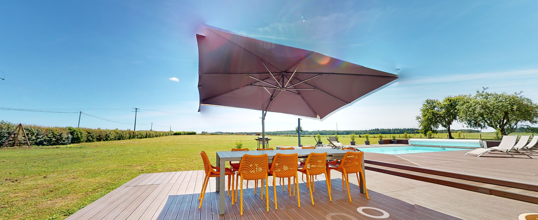 La table de la terrasse et son parasol pour manger tout en profitant du beau temps