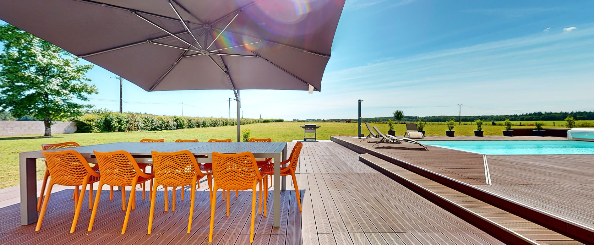 La terrasse donne sur une grande pelouse