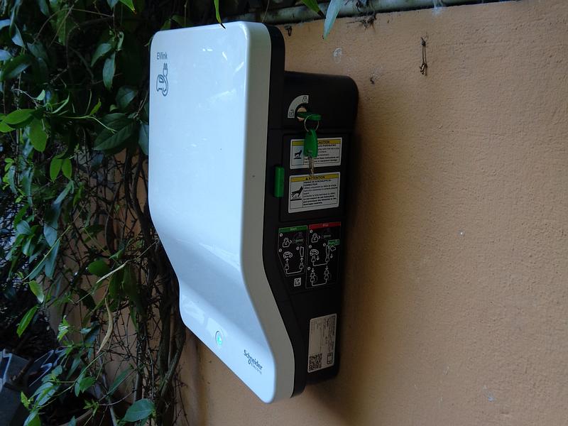 Une borne de recharge de voiture &eacute;lectrique