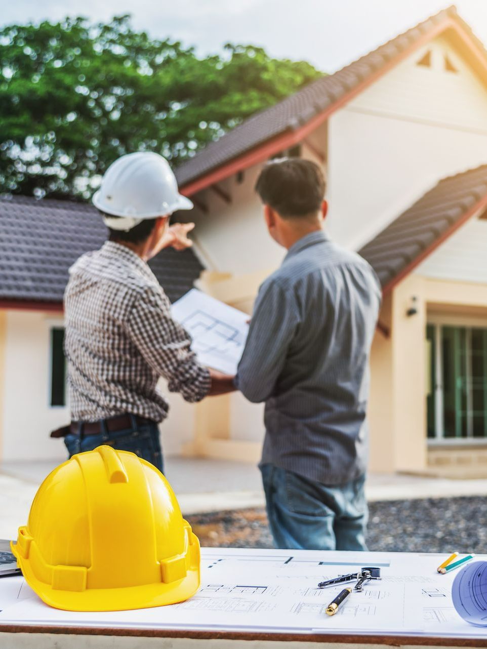 Un professionnel et son client en train de parler des travaux à prévoir