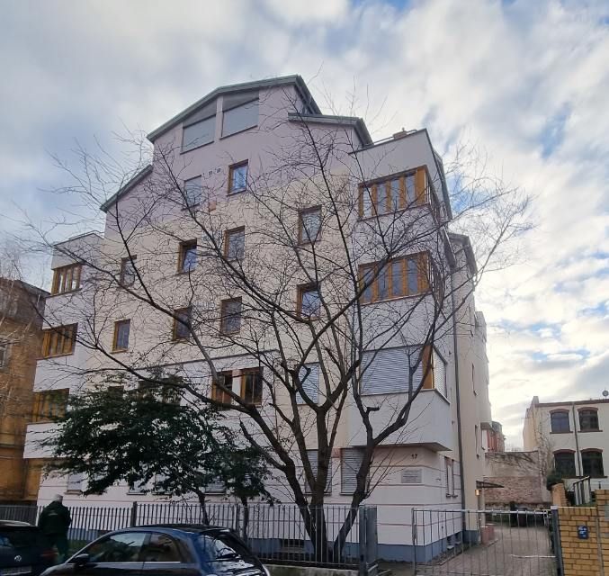 Bild grosses Gebäude von aussen