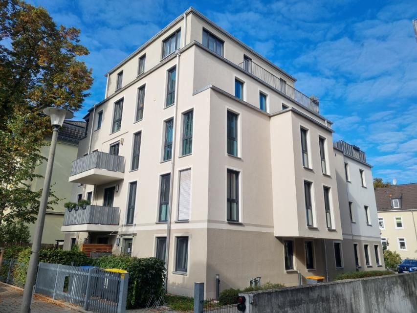 Bild grosses Gebäude von aussen