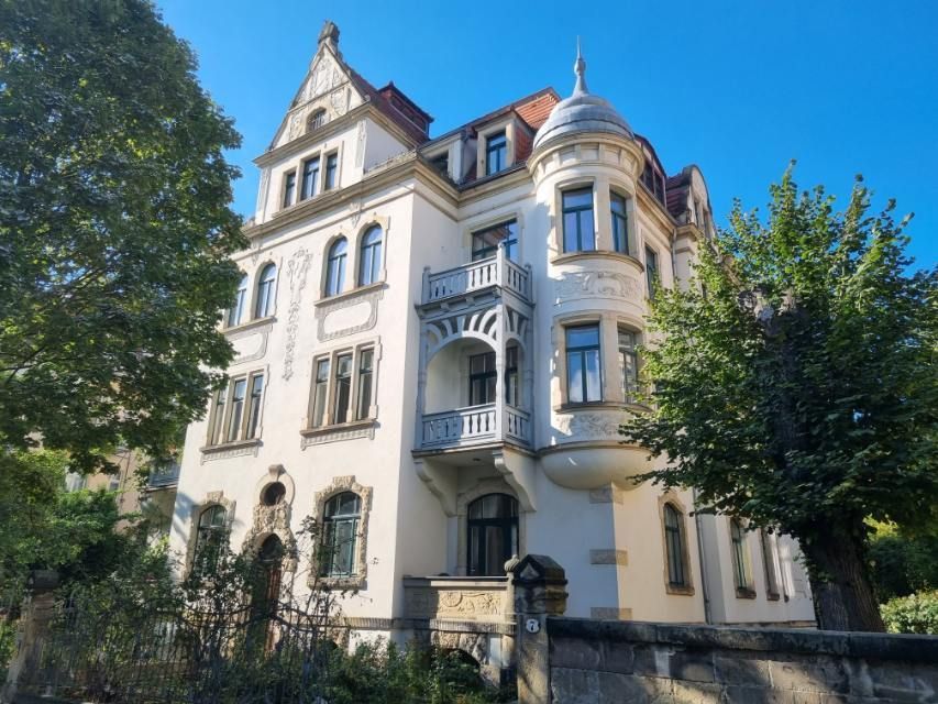 Bild grosses Gebäude von aussen