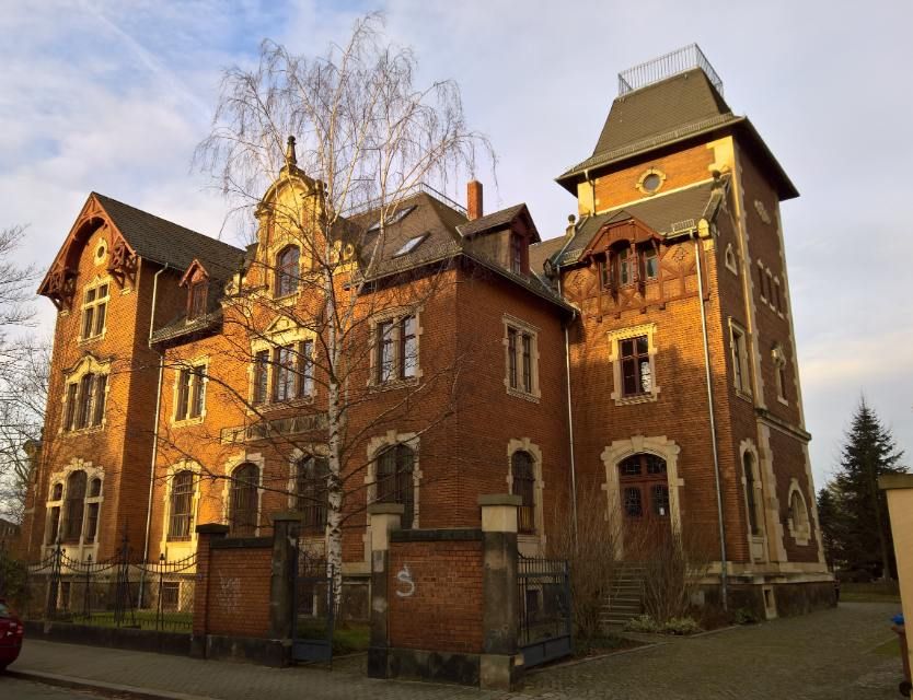 Bild grosses Gebäude von aussen