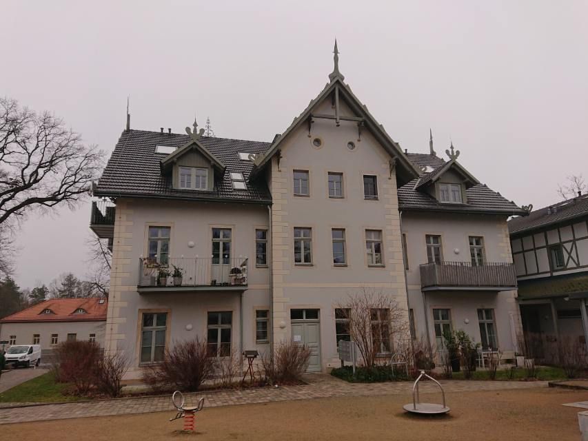 Bild grosses Gebäude von aussen